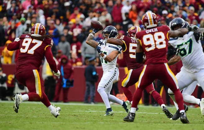 LANDOVER, MD - SEPTEMBER 27: Seahawks wide receiver Jaxon Smith-Njigba (11) catches a short pass before throwing a throwback double pass during the Seattle Seahawks versus Washington Commanders National Football League game at Northwest Stadium on September 27, 2026 in Landover, MD. (Photo by Randy Litzinger Icon Sportswire) NFL, American Football Herren, USA SEP 27 Seahawks at Commanders EDITORIAL USE ONLY Icon9662609270884
