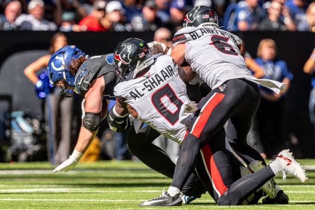 September 27, 2026, Indianapolis, Indiana, U.S: Houston Texans linebacker Azeez Al-Shaair (0) tackles Indianapolis Colts tight end Tyler Warren (84) during the game between the Houston Texans and the Indianapolis Colts at Lucas Oil Stadium, Indianapolis, Indiana. Indianapolis U.S - ZUMAs304 20260927_zaf_s304_011 Copyright: xScottxStuartx