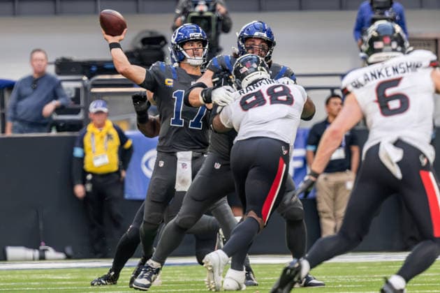 September 27, 2026, Indianapolis, Indiana, U.S: Indianapolis Colts quarterback Daniel Jones (17) passes from the pocket during the game between the Houston Texans and the Indianapolis Colts at Lucas Oil Stadium, Indianapolis, Indiana. NFL, American Football Herren, USA 2026 Colts 19-17 Texans  - ZUMAs304 20260927_zaf_s304_022 Copyright: xScottxStuartx