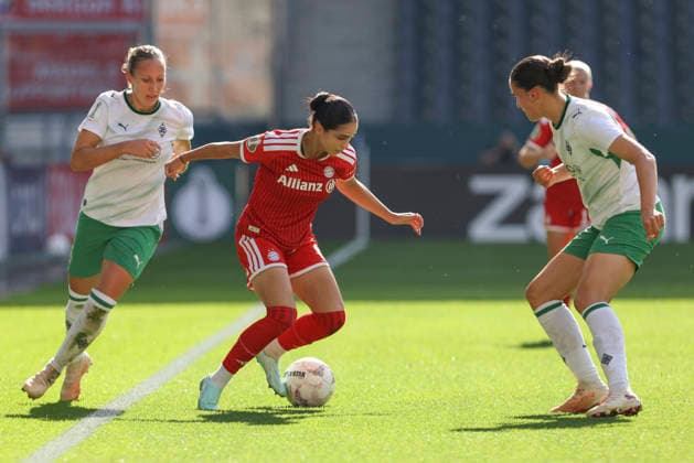 Yvonne Zielinski, Borussia Mönchengladbach, Kassandra Potsi of FC Bayern Munich and Maresa Arici of Borussia Mönchengladbach in a tackle during the DFB Women’s Cup match between Borussia Mönchengladbach and FC Bayern Munich at Borussia Park on September 27, 2026, in Mönchengladbach, Germany. Photo by Oliver Kaelke, DeFodi Images. Yvonne Zielinski of Borussia Mönchengladbach, Kassandra Potsi of FC Bayern Munich and Maresa Arici of Borussia Mönchengladbach battle for the ball during the DFB Women’s Cup match between Borussia Mönchengladbach and FC Bayern Munich at ista Borussia Park on September 27, 2026 in Mönchengladbach, Germany. Photo by Oliver Kaelke, DeFodi Images. DFB and DFL regulations prohibit any use of photographs as image sequences and or quasi-video. Photo by Oliver Kaelke, DeFodi Images