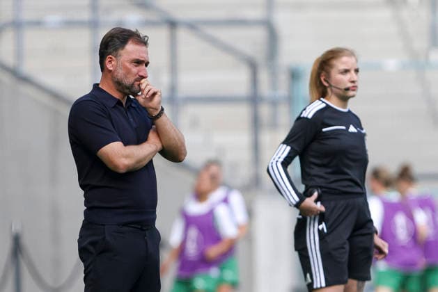 Coach Jose Barcala of FC Bayern Munich watches and gestures during the DFB Women s Cup match between Borussia Mönchengladbach and FC Bayern Munich at ista Borussia Park on September 27, 2026, in Mönchengladbach, Germany Photo by Oliver Kaelke, DeFodi Images Coach Jose Barcala of FC Bayern Munich looks on and gestures during the DFB Women’s Cup match between Borussia Mönchengladbach and FC Bayern Munich at Borussia Park on September 27, 2026 in Mönchengladbach, Germany. Photo by Oliver Kaelke, DeFodi Images. DFB and DFL regulations prohibit any use of photographs as image sequences and or quasi-video. Photo by Oliver Kaelke, DeFodi Images.