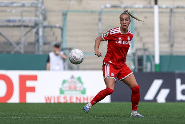 Giulia Gwinn of FC Bayern Munich in action, on the ball, making a solo run during the DFB Women s Cup match between Borussia Mönchengladbach and FC Bayern Munich at ista Borussia Park on September 27, 2026, in Mönchengladbach, Germany. Photo by Oliver Kaelke, DeFodi Images. Giulia Gwinn of FC Bayern Munich controls the ball during the DFB Women’s Cup match between Borussia Mönchengladbach and FC Bayern Munich at ista Borussia Park on September 27, 2026 in Mönchengladbach, Germany. Photo by Oliver Kaelke, DeFodi Images. DFB and DFL regulations prohibit any use of photographs as image sequences and or quasi-video. Photo by Oliver Kaelke, DeFodi Images.