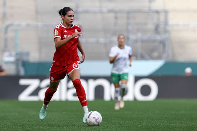 Kassandra Potsi of FC Bayern Munich in action, on the ball, making a solo run during the DFB Women s Cup match between Borussia Mönchengladbach and FC Bayern Munich at ista Borussia Park on September 27, 2026, in Mönchengladbach, Germany. Photo by Oliver Kaelke, DeFodi Images. Kassandra Potsi of FC Bayern Munich controls the ball during the DFB Women’s Cup match between Borussia Mönchengladbach and FC Bayern Munich at ista Borussia Park on September 27, 2026 in Mönchengladbach, Germany. Photo by Oliver Kaelke, DeFodi Images. DFB and DFL regulations prohibit any use of photographs as image sequences and or quasi-video. Photo by Oliver Kaelke, DeFodi Images.
