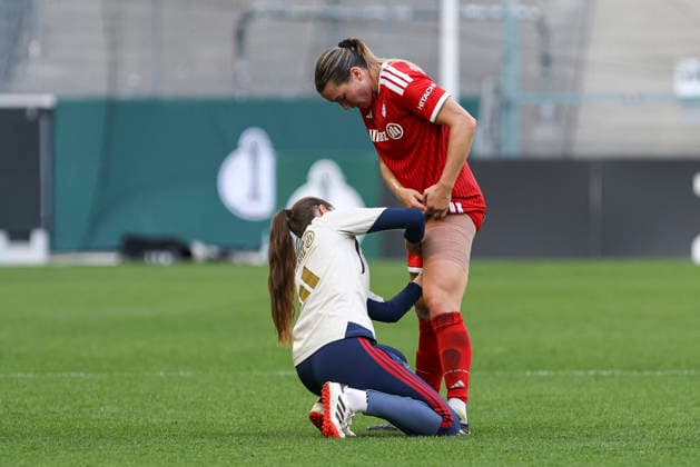 Vanessa Gilles of FC Bayern Munich receives treatment and has her leg bandaged during the DFB Women s Cup match between Borussia Mönchengladbach and FC Bayern Munich at Borussia Park on September 27, 2026, in Mönchengladbach, Germany Photo by Oliver Kaelke, DeFodi Images Vanessa Gilles of FC Bayern Munich receives treatment and has her leg bandaged during the DFB Women’s Cup match between Borussia Mönchengladbach and FC Bayern Munich at ista Borussia Park on September 27, 2026 in Mönchengladbach, Germany. Photo by Oliver Kaelke, DeFodi Images. DFB and DFL regulations prohibit any use of photographs as image sequences and or quasi-video. Photo by Oliver Kaelke, DeFodi Images.