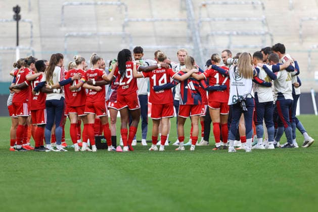Players from FC Bayern Munich form a team circle during the DFB Women s Cup match between Borussia Mönchengladbach and FC Bayern Munich at ista Borussia Park on September 27, 2026, in Mönchengladbach, Germany Photo by Oliver Kaelke DeFodi Images Players from FC Bayern Munich form a circle during the DFB Women’s Cup match between Borussia Mönchengladbach and FC Bayern Munich at ista Borussia Park on September 27, 2026 in Mönchengladbach, Germany Photo by Oliver Kaelke DeFodi Images DFB and DFL regulations prohibit any use of photographs as image sequences and or quasi-video Photo by Oliver Kaelke DeFodi Images