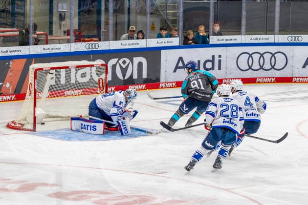 Ingolstadt, Germany, September 27, 2026 PENNY DEL 2026–2027, Game 4: ERC Ingolstadt vs. Adler Mannheim. Pictured, second from left: Goal scorer Riley Sheen of ERC Ingolstadt scores the 1–0 goal at Saturn Arena, Bavaria. Copyright: xFotostandx xSchäferx