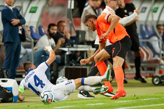 BELGRADE, SERBIA - SEPTEMBER 27: Andrija Zivkovic of Serbia Micky van de Ven of Netherlands during the UEFA Nations League match between Serbia and Netherlands at on September 27, 2026 in Belgrade, Serbia.  Copyright: xDijksxMedia MBxMediax