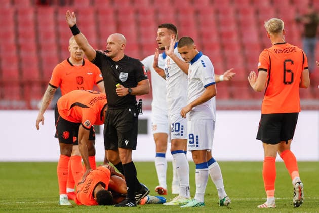 BELGRADE, SERBIA - SEPTEMBER 27: referee Szymon Marciniak injury Cody Gakpo of Netherlands during the UEFA Nations League match between Serbia and Netherlands at on September 27, 2026 in Belgrade, Serbia.  Copyright: xDijksxMedia MBxMediax