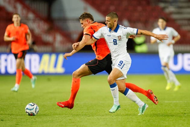 BELGRADE, SERBIA - SEPTEMBER 27: Micky van de Ven of Netherlands Dejan Joveljic of Serbia during the UEFA Nations League match between Serbia and Netherlands at on September 27, 2026 in Belgrade, Serbia.  Copyright: xDijksxMedia MBxMediax