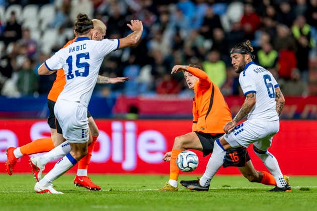 BELGRADE l Dutch midfielder Guus Til and Serbian midfielder Nemanja Gudelj during the UEFA Nations League match between Serbia and the Netherlands at Rajko Mitic Stadium on September 27, 2026, in Belgrade, Serbia. Photo by DeFodi Images
