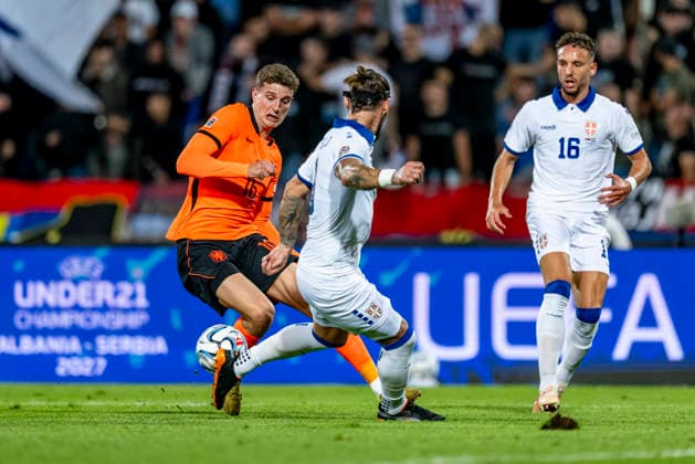 BELGRADE l Dutch midfielder Guus Til, Serbian midfielder Nemanja Gudelj, and Serbian defender Strahinja Erakovic during the UEFA Nations League match between Serbia and the Netherlands at Rajko Mitic Stadium on September 27, 2026, in Belgrade, Serbia. Photo by DeFodi Images