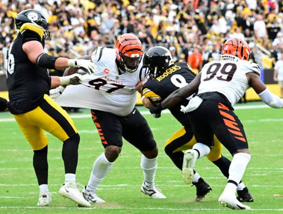 Cincinnati Bengals defensive tackle Dexter Lawrence II (97) sacks Pittsburgh Steelers quarterback Aaron Rodgers (8) for a lost of ten yards during the fourth quarter of the Pittsburgh Steelers 30-27 win at Acrisure Stadium on Sunday, September 27, 2026 in Pittsburgh.  PIT2026092724 ARCHIExCARPENTER