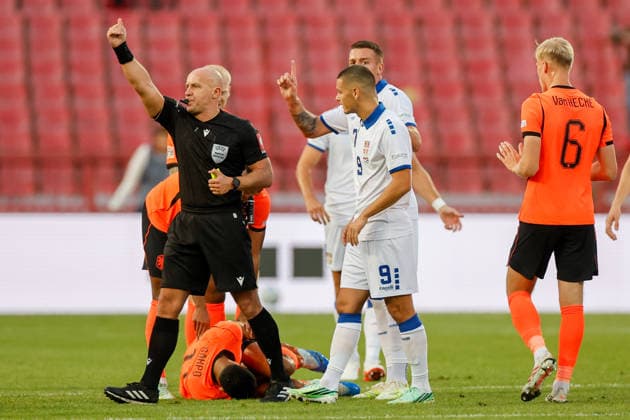 BELGRADE, SERBIA - SEPTEMBER 27: referee Szymon Marciniak Cody Gakpo of Netherlands injured during the UEFA Nations League match between Serbia and Netherlands at on September 27, 2026 in Belgrade, Serbia.  Copyright: xDijksxMedia MBxMediax