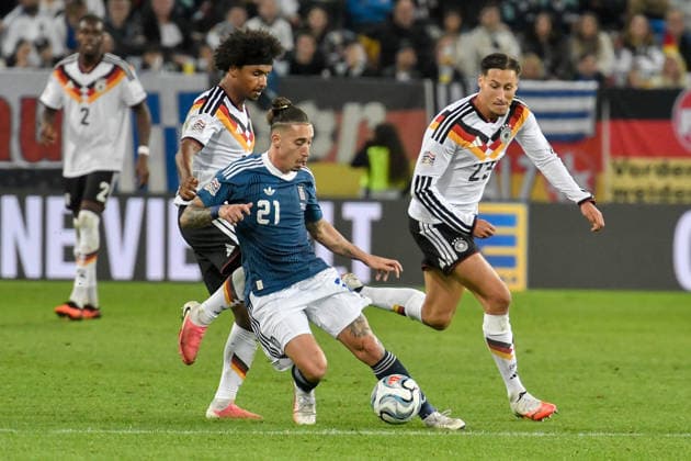 From left, battling for the ball: Karim Adeyemi (Germany 19), Kostas Tsimikas (Greece 21), Younes Ebnoutalib (Germany 23) 27 09 2026 ¢ Soccer ¢ Nations League ¢ Germany vs. Greece, WWK Arena, Augsburg, Baden-Württemberg, Germany Copyright: xpepphotox xHorstxMauelshagenx pep00321, pep_20260927_hm