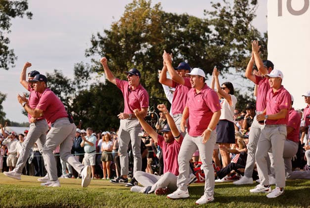 Members of the United States team cheer as Jackson Koivun of the United States wins his singles match against International team player Si Woo Kim of South Korea on the final day of the 2026 President s Cup golf tournament at Medinah Country Club in Chicago, Illinois, on Sunday, September 27, 2026.  CHI20260927819 TANNENxMAURY