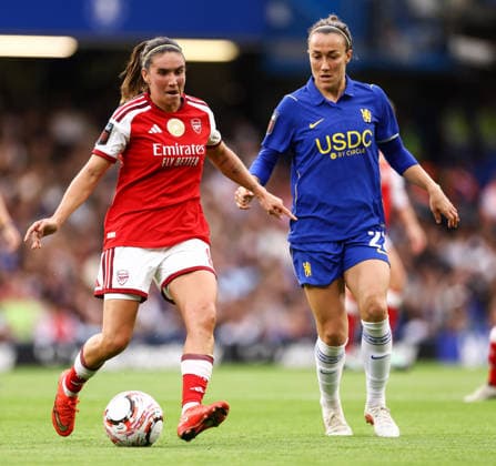 Chelsea gegen Arsenal Women, 27. September 2026, London Women’s Super League: Chelsea gegen Arsenal. Mariona Caldentey von Arsenal und Lucy Bronze von Chelsea. Foto: Jacques Feeney, Offside, London, Großbritannien  Copyright: xJacquesxFeeneyx xOffsidexOffside
