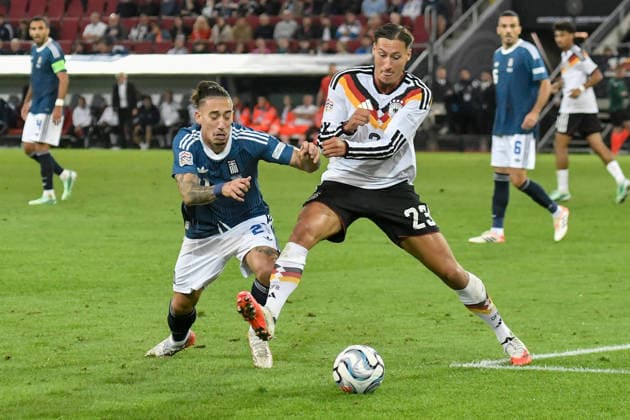 From left: Kostas Tsimikas (Greece 21) and Younes Ebnoutalib (Germany 23) in a one-on-one battle, September 9, 2026 ¢ Soccer ¢ Nations League ¢ Germany vs. Greece, WWK Arena, Augsburg, Baden-Württemberg, Germany Copyright: xpepphotox xHorstxMauelshagenx pep00321, pep_20260927_hm