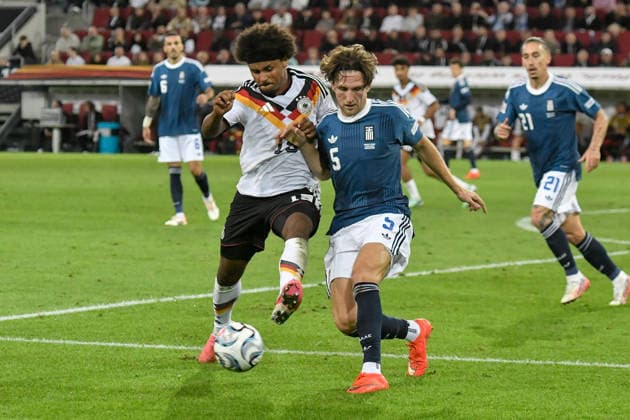 From left: Karim Adeyemi (Germany) and Panagiotis Retsos (Greece) in a one-on-one duel. 19, 27, 09, 2026 ¢ Soccer ¢ Nations League ¢ Germany vs. Greece, WWK Arena, Augsburg, Baden-Württemberg, Germany Copyright: xpepphotox xHorstxMauelshagenx pep00321, pep_20260927_hm