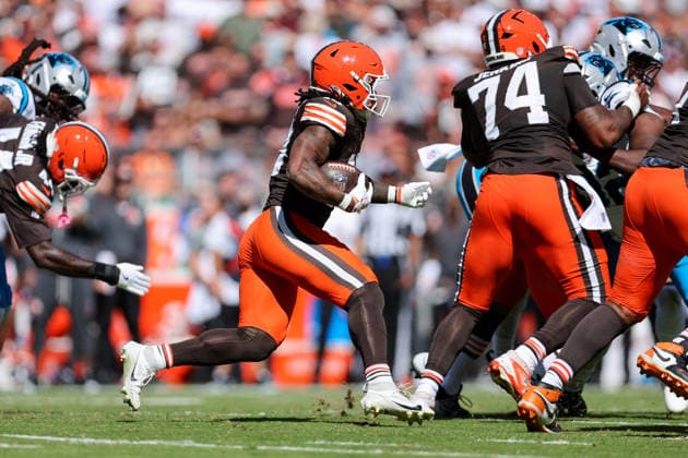 CLEVELAND, OH - SEPTEMBER 27: Cleveland Browns running back Quinshon Judkins (10) carries the football during the first quarter of the National Football League game between the Carolina Panthers and Cleveland Browns on September 27, 2026, at Huntington Bank Field in Cleveland, OH. (Photo by Frank Jansky Icon Sportswire) NFL, American Football Herren, USA SEP 27 Panthers at Browns EDITORIAL USE ONLY Icon260927012
