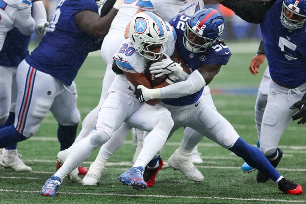EAST RUTHERFORD, NJ - SEPTEMBER 27: Arvell Reese 52 of the New York Giants tackles Tony Pollard 20 of the Tennessee Titans during the game at MetLife Stadium on September 27, 2026 in East Rutherford, New Jersey. (Photo by Rich Graessle Icon Sportswire) NFL, American Football Herren, USA SEP 27 Titans at Giants EDITORIAL USE ONLY Icon262092732396