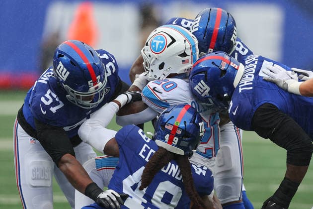 EAST RUTHERFORD, NJ - SEPTEMBER 27: New York Giants defenders tackle Tony Pollard 20 of the Tennessee Titans during the game at MetLife Stadium on September 27, 2026 in East Rutherford, New Jersey. (Photo by Rich Graessle Icon Sportswire) NFL, American Football Herren, USA SEP 27 Titans at Giants EDITORIAL USE ONLY Icon262092732397