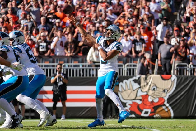 CLEVELAND, OH - SEPTEMBER 27: Carolina Panthers quarterback Bryce Young (9) throws a pass during the fourth quarter of the National Football League game between the Carolina Panthers and Cleveland Browns on September 27, 2026, at Huntington Bank Field in Cleveland, OH. (Photo by Frank Jansky Icon Sportswire) NFL, American Football Herren, USA SEP 27 Panthers at Browns EDITORIAL USE ONLY Icon260927039