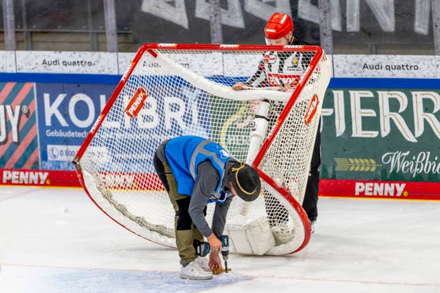 Ingolstadt, Germany, September 27, 2026—PENNY DEL 2026–2027, Game 4: ERC Ingolstadt vs. Adler Mannheim. Pictured: An ice technician repairs the goal post at Saturn Arena in Bavaria. Copyright: xFotostandx xSchäferx