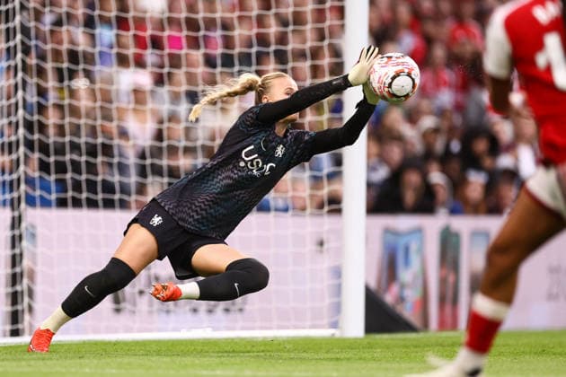 Chelsea gegen Arsenal Women, 27. September 2026, London Women’s Super League: Chelsea gegen Arsenal. Chelsea-Torhüterin Hannah Hampton. Foto: Jacques Feeney. Offside, London, Großbritannien  Copyright: xJacquesxFeeneyx xOffsidexOffside