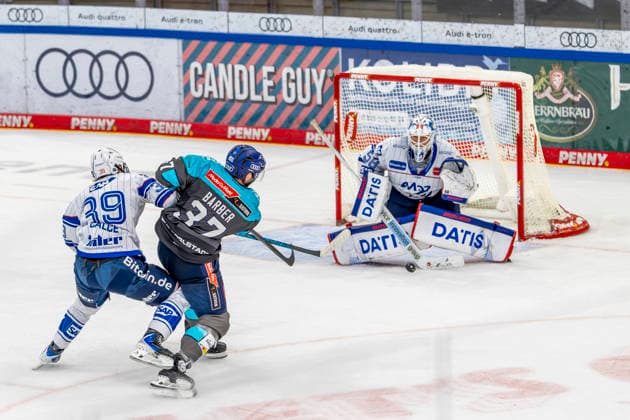 Ingolstadt, Germany, September 27, 2026 PENNY DEL 2026–2027, Game 4: ERC Ingolstadt vs. Adler Mannheim. Pictured, second from left: Riley Barber of ERC Ingolstadt with a chance to make it 3–2 at Saturn Arena, Bavaria Copyright: xFotostandx xSchäferx