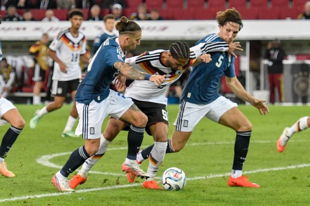 From left: Kostas Tsimikas (Greece 21), Kevin Schade (Germany 9), and Panagiotis Retsos (Greece 5) battling for the ball. September 27, 2026 ¢ Soccer ¢ Nations League ¢ Germany vs. Greece, WWK Arena, Augsburg, Baden-Württemberg, Germany Copyright: xpepphotox xHorstxMauelshagenx pep00321, pep_20260927_hm