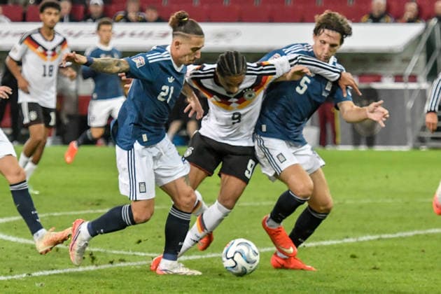 From left: Kostas Tsimikas (Greece 21), Kevin Schade (Germany 9), and Panagiotis Retsos (Greece 5) battling for the ball. September 27, 2026 ¢ Soccer ¢ Nations League ¢ Germany vs. Greece, WWK Arena, Augsburg, Baden-Württemberg, Germany Copyright: xpepphotox xHorstxMauelshagenx pep00321, pep_20260927_hm