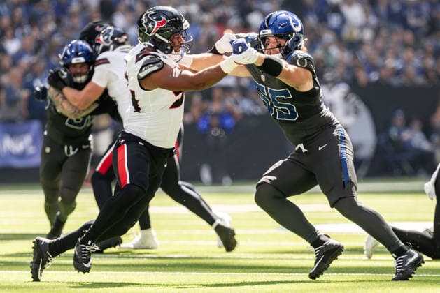 September 27, 2026, Indianapolis, Indiana, U.S: Indianapolis Colts defensive lineman Caden Curry (55) and Houston Texans defensive lineman Dominique Robinson (94) hand-wrestle on a kickoff during the game between the Houston Texans and the Indianapolis Colts at Lucas Oil Stadium, Indianapolis, Indiana. NFL, American Football Herren, USA 2026 Colts 19-17 Texans  - ZUMAs304 20260927_zaf_s304_028 Copyright: xScottxStuartx