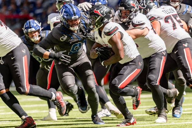 September 27, 2026, Indianapolis, Indiana, U.S: Houston Texans running back Woody Marks (4) carries the ball during the game between the Houston Texans and the Indianapolis Colts at Lucas Oil Stadium, Indianapolis, Indiana. NFL, American Football Herren, USA 2026 Colts 19-17 Texans  - ZUMAs304 20260927_zaf_s304_031 Copyright: xScottxStuartx