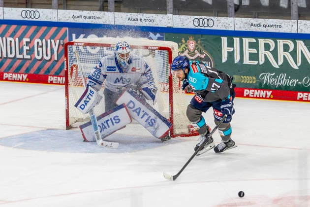 Ingolstadt, Germany, September 27, 2026 PENNY DEL 2026–2027, Game 4: ERC Ingolstadt vs. Adler Mannheim. Pictured, second from left: Abbott Girduckis of ERC Ingolstadt with a chance to make it 3–2 at Saturn Arena, Bavaria. Copyright: xFotostandx xSchäferx