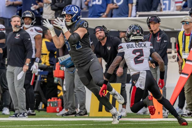 September 27, 2026, Indianapolis, Indiana, U.S: Indianapolis Colts tight end Tyler Warren (84) catches a pass in front of Houston Texans safety Calen Bullock (2) during the game between the Houston Texans and the Indianapolis Colts at Lucas Oil Stadium, Indianapolis, Indiana. Indianapolis U.S - ZUMAs304 20260927_zaf_s304_027 Copyright: xScottxStuartx