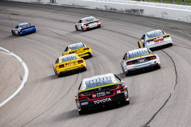 KANSAS CITY, KS - SEPTEMBER 27: Drivers fan into multiple lanes entering turn one during the NASCAR, Motorsport, USA Cup Series Playoffs Hollywood Casino 400 on Sunday, September 27, 2026, at Kansas Speedway in Kansas City, KS. (Photo by Kyle Ocker Icon Sportswire) AUTO: SEP 27 NASCAR Cup Series Playoffs Hollywood Casino 400 EDITORIAL USE ONLY Icon260926012