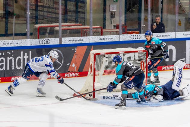 Ingolstadt, Germany, September 27, 2026 PENNY DEL 2026–2027, Game 4: ERC Ingolstadt vs. Adler Mannheim. Pictured, from left: Zachary Solow (MERC) with a chance to make it 2–3 at Saturn Arena, Bavaria Copyright: xFotostandx xSchäferx