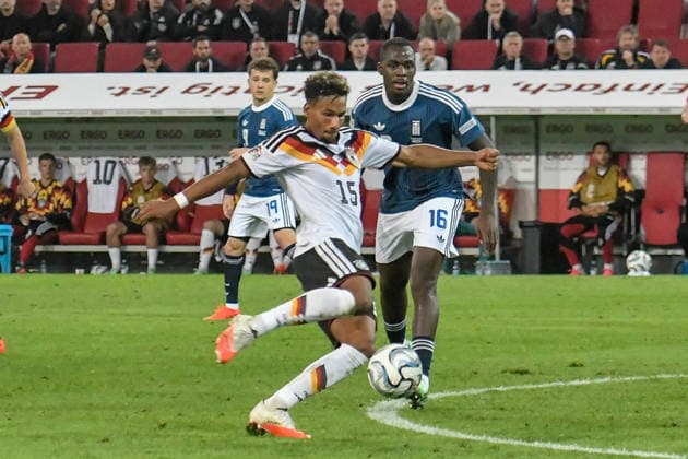 From left: Bambase Conte (Germany 15) and Andreas Tetteh (Greece 16) in a one-on-one battle, September 27, 2026 ¢ Soccer ¢ Nations League ¢ Germany vs. Greece, WWK Arena, Augsburg, Baden-Württemberg, Germany Copyright: xpepphotox xHorstxMauelshagenx pep00321, pep_20260927_hm