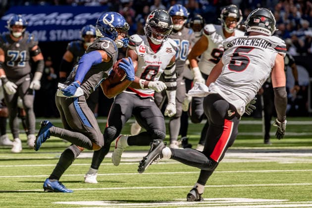 September 27, 2026, Indianapolis, Indiana, U.S: Indianapolis Colts wide receiver Josh Downs (2) runs after catching a pass during the game between the Houston Texans and the Indianapolis Colts at Lucas Oil Stadium, Indianapolis, Indiana. Indianapolis U.S - ZUMAs304 20260927_zaf_s304_039 Copyright: xScottxStuartx