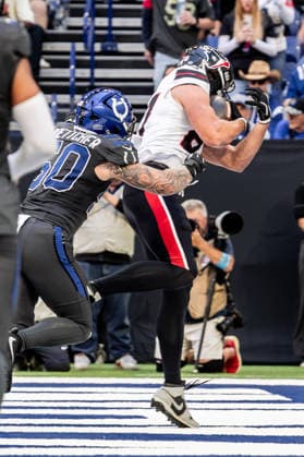September 27, 2026, Indianapolis, Indiana, U.S: Houston Texans tight end Foster Moreau (87) catches a pass behind Indianapolis Colts linebacker Bryce Boettcher (50) for a touchdown during the game between the Houston Texans and the Indianapolis Colts at Lucas Oil Stadium, Indianapolis, Indiana. Indianapolis U.S - ZUMAs304 20260927_zaf_s304_049 Copyright: xScottxStuartx