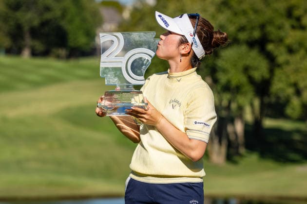 September 27, 2026, Rogers, Arkansas, USA: YUNA NISHIMURA kisses the trophy after winning the Walmart NW Arkansas Championship at Pinnacle Country Club. LPGA, Golf Damen 2026: Nishimura Wins Walmart NW Arkansas Championship  - ZUMAw173 20260927_zsp_w173_002 Copyright: xLukexWelshx