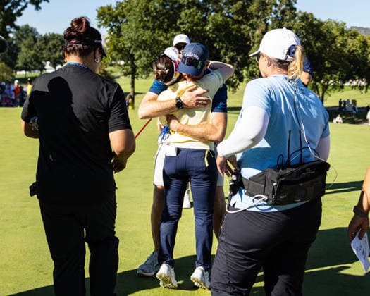 September 27, 2026, Rogers, Arkansas, USA: YUNA NISHIMURA shares an embrace after winning the Walmart NW Arkansas Championship at Pinnacle Country Club. LPGA, Golf Damen 2026: Nishimura Wins Walmart NW Arkansas Championship  - ZUMAw173 20260927_zsp_w173_009 Copyright: xLukexWelshx