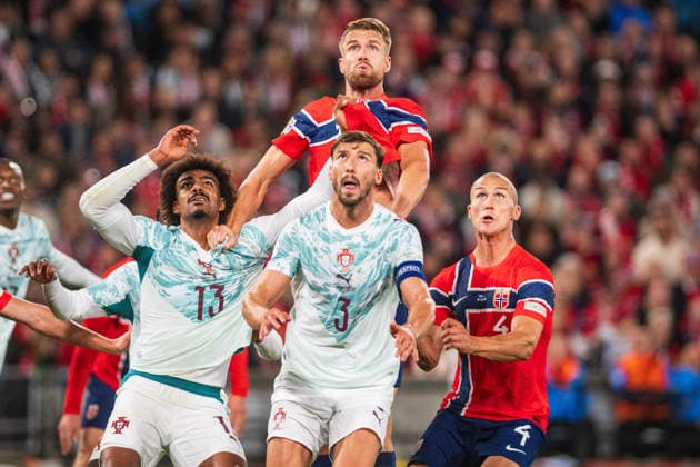 Noruega x Portugal OSLO, DF - 27.09.2026: NORUEGA X PORTUGAL - Players contest the ball in the air during Norway vs Portugal in the UEFA Nations League held at Ullevaal Stadion in Oslo, DF. (Photo: Adam Escada Fotoarena) x3021519x  AdamxEscada