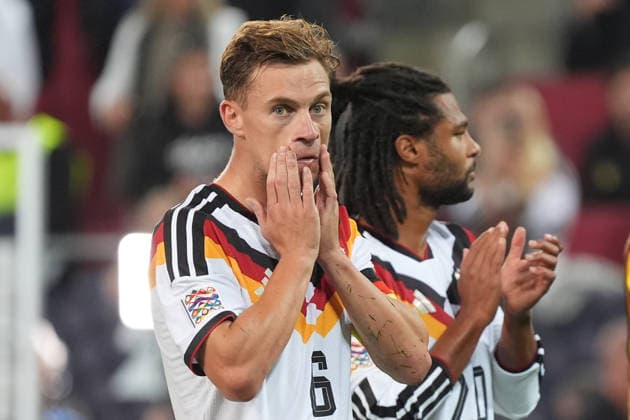 The German team, disappointed, thanks the fans: Joshua Kimmich, Germany; Serge Gnabry, Germany, Augsburg, September 27, 2026; Germany vs. Greece, UEFA Nations League, WWK Arena, Matchday 2