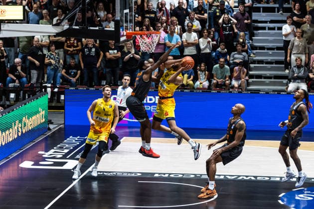 September 27, 2026, GER, BBL, easyCredit Basketball Bundesliga, Chemnitz, Niners Chemnitz vs. Phoenix Hagen, Tyler Polley (Phoenix Hagen), 12, Phlandrous Fleming Jr. (Niners Chemnitz), 1, Chemnitz Messe, Chemnitz, Saxony, Germany