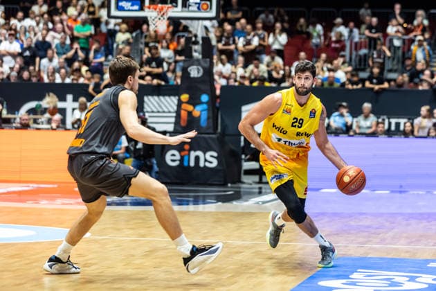 September 27, 2026, GER, BBL, easyCredit Basketball Bundesliga, Chemnitz, Niners Chemnitz vs. Phoenix Hagen, Patricio Garino Gullotta (Phoenix Hagen), 29; Elias Rödl (Niners Chemnitz), 11; Chemnitz Messe, Chemnitz, Saxony, Germany