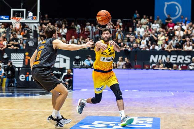 September 27, 2026, GER, BBL, easyCredit Basketball Bundesliga, Chemnitz, Niners Chemnitz vs. Phoenix Hagen, Patricio Garino Gullotta (Phoenix Hagen), 29; Elias Rödl (Niners Chemnitz), 11; Chemnitz Messe, Chemnitz, Saxony, Germany