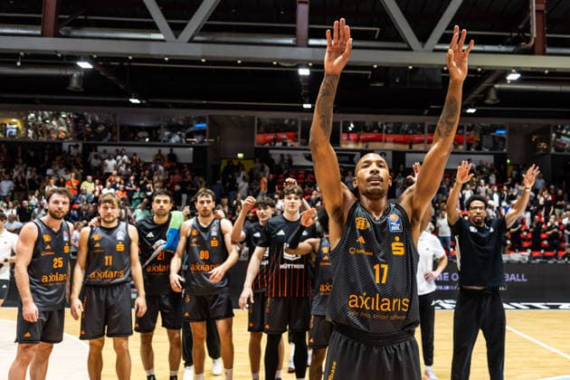 September 27, 2026, GER, BBL, easyCredit Basketball Bundesliga, Chemnitz, Niners Chemnitz vs. Phoenix Hagen, Darion Atkins (Niners Chemnitz), 17, celebrates with the team at the Chemnitz Exhibition Center, Chemnitz, Saxony, Germany
