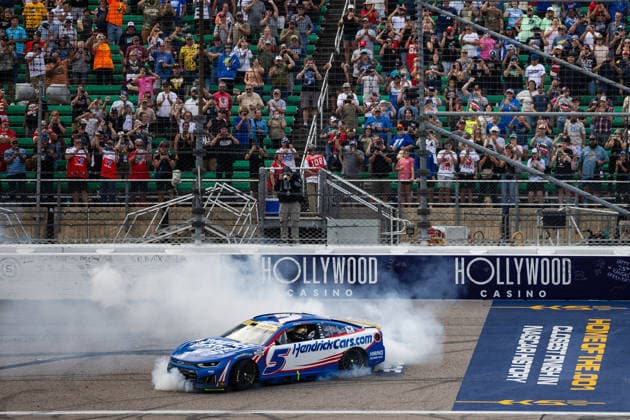 KANSAS CITY, KS - SEPTEMBER 27: Kyle Larson ( 5 Hendrick Motorsports Chevrolet) does a burnout on the frontstretch to celebrate winning the during the NASCAR, Motorsport, USA Cup Series Playoffs Hollywood Casino 400 on Sunday, September 27, 2026, at Kansas Speedway in Kansas City, KS. (Photo by Kyle Ocker Icon Sportswire) AUTO: SEP 27 NASCAR Cup Series Playoffs Hollywood Casino 400 EDITORIAL USE ONLY Icon260926019