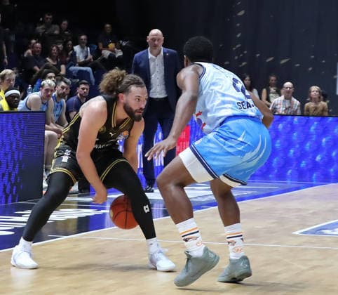 Devin Askew, Basketball Loewen Braunschweig; Johnathan Stove, Rostock Seawolves Basketball; Men s, 2026–2027 Season; easyCredit Basketball Bundesliga; Basketball Loewen Braunschweig vs. Rostock Seawolves, 83–82